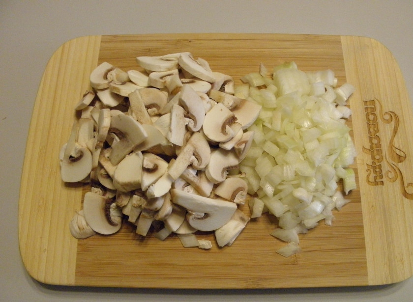 1. Этап. Зразы картофельные с грибами: Шампиньоны порежьте кубиками или тонкими пластинками, лук порежьте кубиками.