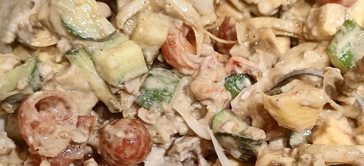 1. Этап. Салат с печенью трески «Мужская сила»: Теперь подготовим все ингредиенты для соуса. У меня это кунжутная паста, соевый соус, сок лайма вместо лимонного, мёд, горчица, перец чёрный молотый, паприка и соль. Смешиваем ингредиенты для соуса в одной чашке. Щепотку соли добавляем прямо в этот соус. Добавляем соус в салат и перемешиваем! Приятного аппетита!