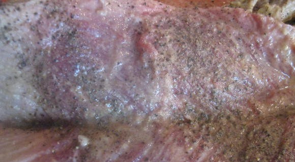 1. Этап. Говядина с маринованным луком: 2. Натираем солью, перцем и горчицей, оставим постоять, пока не будет готов маринованный лук.