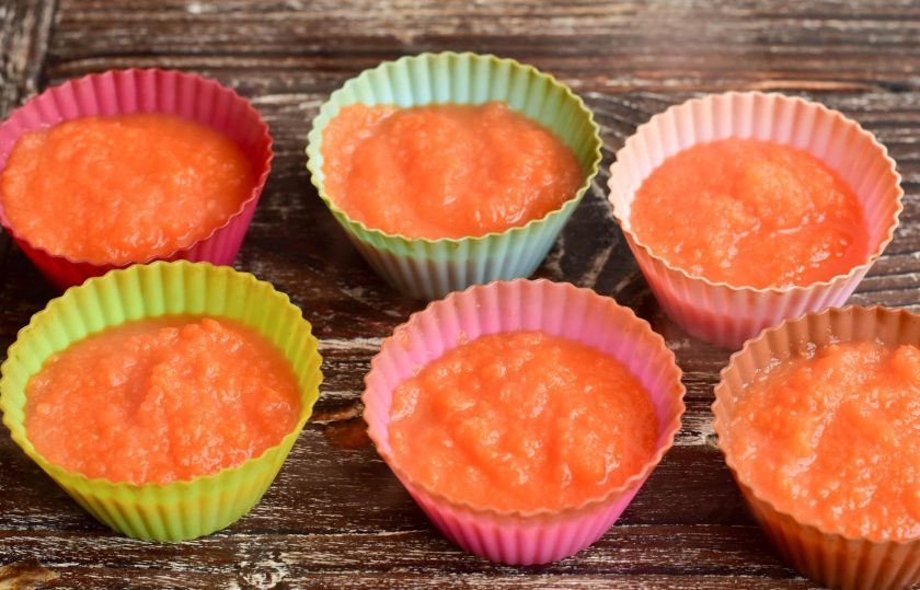 1. Этап. Морковное желе: Переложите морковное желе в силиконовые формы.