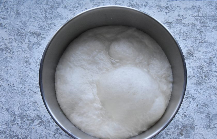 1. Этап. Лахмаджун по-турецки: В первую очередь позаботьтесь о тесте. Если вы самостоятельно готовите дрожжевое тесто, смешайте сухие ингредиенты: муку, соль, сахар и дрожжи. Размешайте в воде растительное масло и смешайте с сухими составляющими. Замесите тесто, округлите его и положив в миску, смазанную растительным маслом, оставьте для подъема в теплом месте на 30-60 минут.