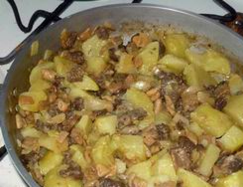 1. Этап. Сморчки, жареные с картошкой: Добавляем порезанные сморчки, жарим еще 5 минут, затем кладем картофель и жарим до готовности. Соль и перец по вкусу.