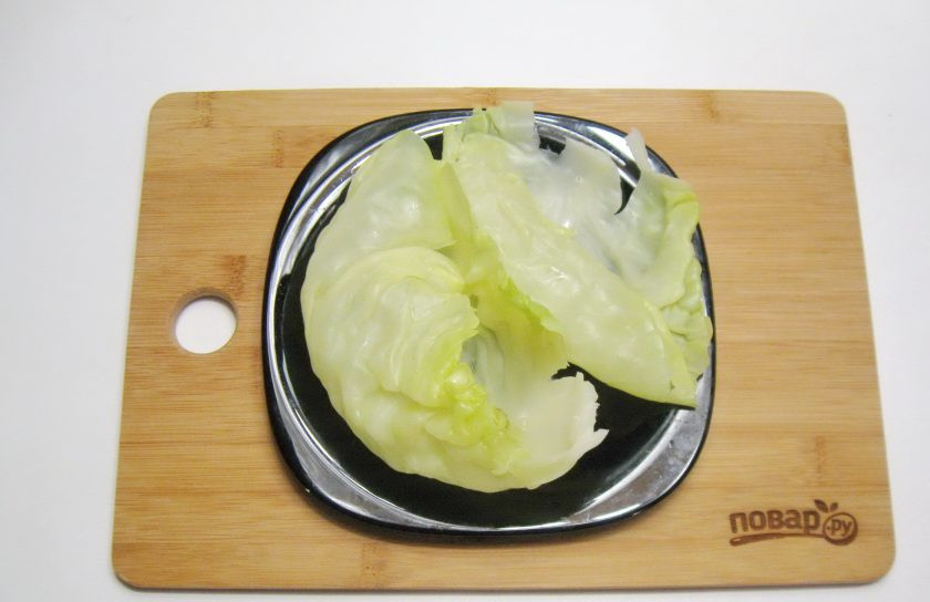 1. Этап. Постные голубцы с овощами: У капусты сделайте четыре глубоких надреза вокруг кочана. Выложите в кастрюлю, налейте воду, доведите до кипения и варите капусту 10-15 минут. После охладите и снимите листья.