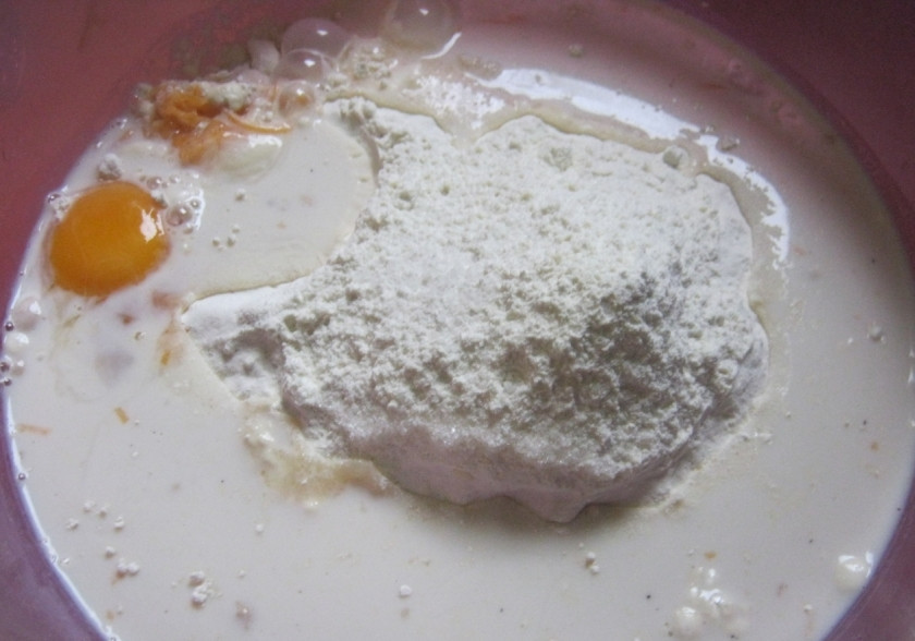 1. Этап. Блины из тыквы: Вливаем молоко, все перемешиваем тщательно.