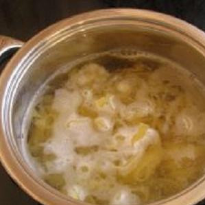 1. Этап. Фетучини с грибами под сливочным соусом: 4. Мясо с грибами и соус готовы. Отвариваем макароны и блюдо готово. На тарелку положить макароны и сверху мясо с грибами. Соус положить на мясо.