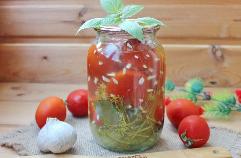 1. Этап. Помидоры Ежики: В третий раз залейте помидоры в банке кипящей водой. Закатайте крышкой, переверните вверх дном и накройте одеялом. Держите в тепле, пока банки не остынут. Храните в прохладном помещении.