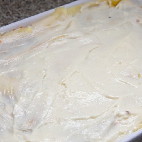 1. Этап. Лазанья с мясом: Повторяем ту же процедуру: слой лапши - слой начинки - соус - сыр. До тех пор, пока не кончатся ингредиенты (у меня - 4 слоя листов лазаньи, следовательно 3 слоя начинки). Верхним должен быть слой листов лазаньи, смазанный соусом бешамель. Форму для запекания ставим в духовку, разогретую до 180 градусов, и запекаем 40 минут.