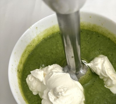 1. Этап. Холодный суп из цуккини и горошка: Добавить 200 гр греческого йогурта, лимонный сок и половину базилика, ещё раз пробить блендером. Попробовать на соль/перец, если необходимо- приправить.