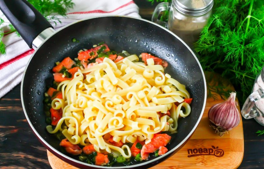 1. Этап. Паста с лососем: К этому времени паста уже будет готова - переместите ее шумовкой из бульона на сковороду, отряхивая от лишней жидкости. Перемешайте содержимое сковороды и протомите около 1-2 минут, чтобы паста пропиталась ароматами соуса.