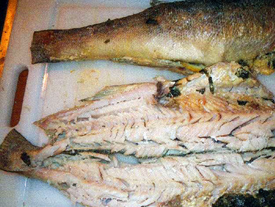 1. Этап. Запеченный судак в соли: 7. Рыбу можно подавать к столу целиком, нарезав порционными кусочками или, как в данном случае, удалив предварительно все косточки и украсив помидорчиками.