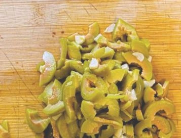 1. Этап. Фаршированные грибы с оливками и орехами: Нарежьте оливки мелкими кусочками.