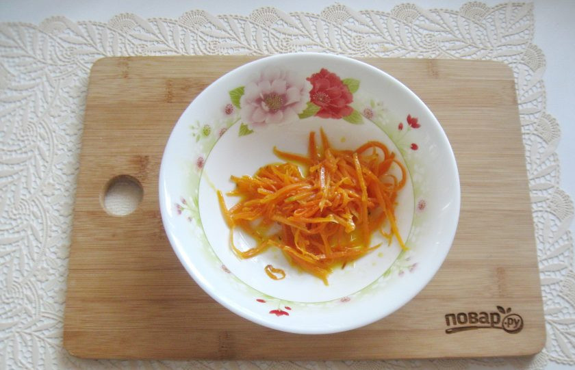 1. Этап. Салат с языком и морковью: Выложите морковь в салатник.