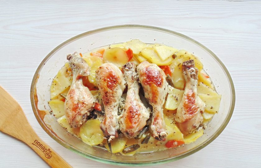 1. Этап. Запеканка с куриными ножками: Затем фольгу снимите. Готовьте запеканку еще 10-15 минут, пока курица не подрумянится.