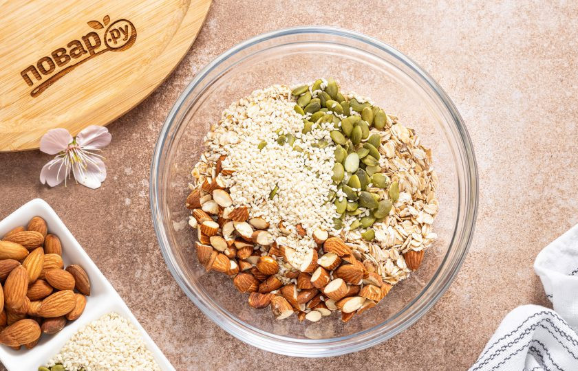 1. Этап. Гранола в аэрогриле: В глубокую миску насыпьте овсяные хлопья. Добавьте все остальные сухие ингредиенты и перемешайте.