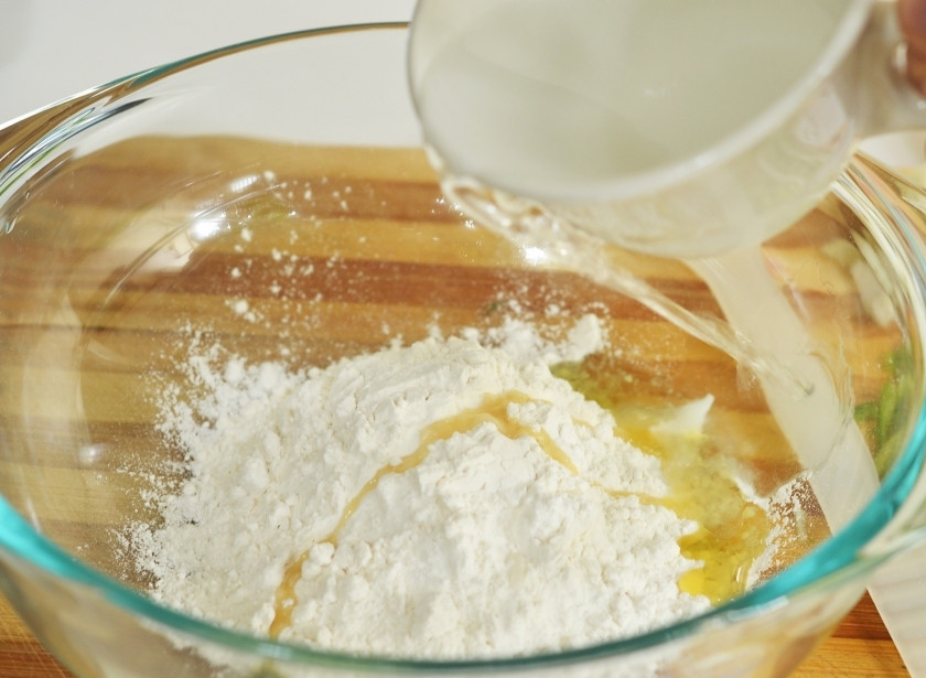 1. Этап. Корейские оладьи: Смешайте в чашке муку, воду, растительное масло (и кунжутное, если есть).