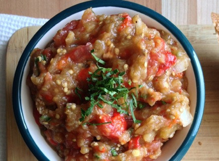 1. Этап. Икра из баклажанов и перца: При помощи мясорубки или кухонного комбайна измельчаем баклажаны (без кожуры), перцы, помидоры, лук, чеснок, зелень, соль, перец, уксус и оливковое масло. Все, икра готова! :)