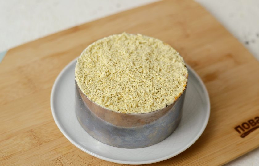 1. Этап. Вегетарианская Мимоза: Последним слоем ровно выложите тофу натертый на мелкой терке.