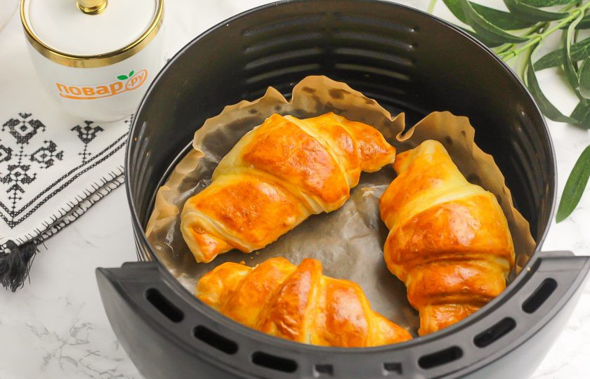 1. Этап. Круассаны в аэрогриле: Запеките круассаны при 180 градусах примерно 20-25 минут до румяности. Время запекания напрямую зависит от величины изделий. После чего переверните их на другую сторону и запеките еще 10 минут, так как снизу они останутся не пропеченными — аэрогриль греет только сверху.