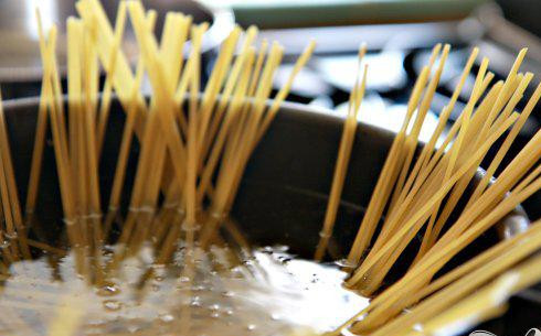 1. Этап. Паста с помидорами черри и креветками: 1. В большой кастрюле довести подсоленную воду до кипения. Добавить пасту Лингвини и варить до готовности. Откинуть макароны на дуршлаг и слить воду. Оставить в сторону.