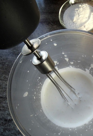 1. Этап. Трайфлы с лимонным курдом: Холодные сливки взбить до мягких пиков (лёгкого загустения).