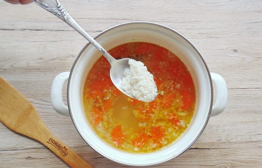 1. Этап. Уха из минтая с рисом: После добавьте промытый рис. Посолите, поперчите, выложите лавровый лист.