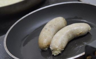 1. Этап. Картофельные колбаски: 9. Свиные кишки хорошенько промываем под струей проточной воды, начиняем их полученной картофельно-грибной смесью и отправляем на раскаленную сковороду.