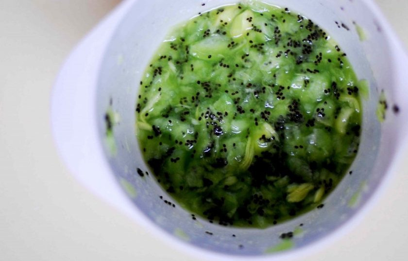 1. Этап. Мороженое с киви: 2. Затем в миске перетрите вилкой 2 ст. ложки сахара вместе с киви и водкой. Оставьте получившуюся смесь при комнатной температуре на 1 час.