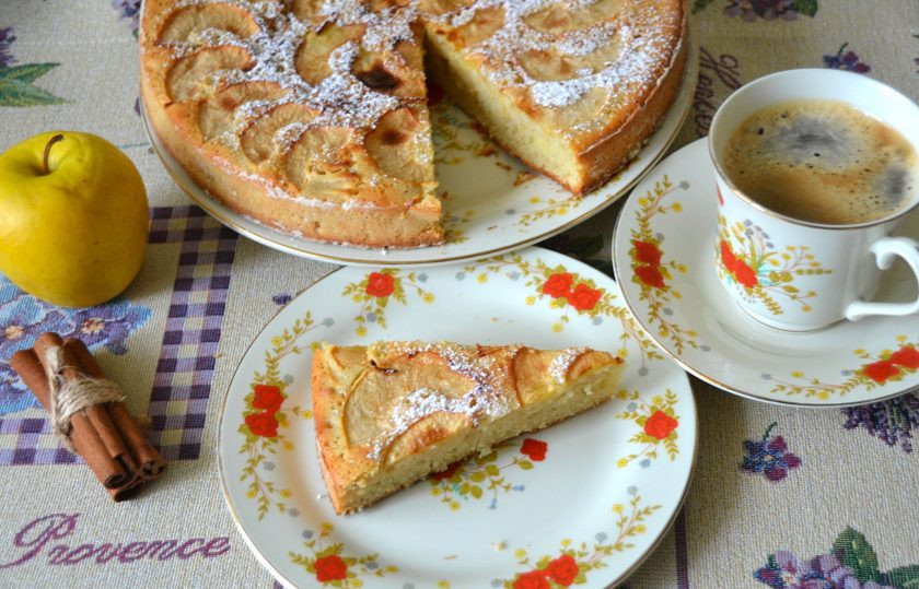 1. Этап. Манник с яблоками на сметане: Слегка остывший манник перед подачей можно присыпать сахарной пудрой. Приятного чаепития!