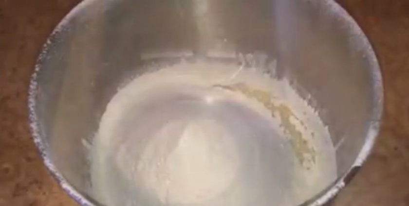 1. Этап. Пицца с беконом и ананасом (Гавайская): 2. Разведите закваску водой и перелейте в миску тестомеса. Добавьте соль, сахар, оливковое масло, просеянную пшеничную муку высшего сорта и цельнозерновую муку. Вымесите тесто в течение 5 минут на второй скорости.