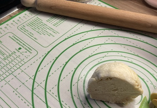 1. Этап. Творожные мини-рогалики с орехом и изюмом: Через 1 час достать тесто из холодильника, поделить на 2 равные части, одну убрать на время обратно.