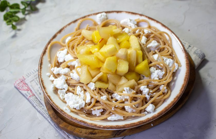 1. Этап. Спагетти с творогом и яблоком: Поверх выложите яблоки с образовавшимся соком и подавайте блюдо к столу!