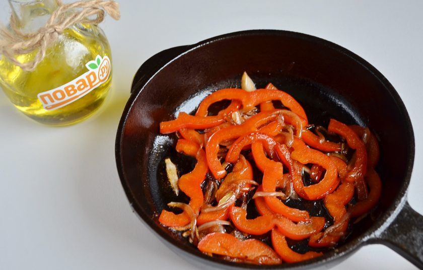 1. Этап. Очень вкусный бургер: 3. Когда перец будет почти готов, добавьте лук (очень тонко порезанный), обжарьте. В конце влейте уксус винный и выпарите жидкость. Переложите перец в пиалу.