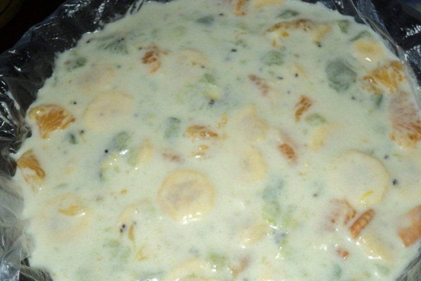 1. Этап. Торт из фруктов без выпечки: 3. Желатин разводим, как указано на упаковке, когда уже будет готов - смешаем его с сметаной и сахаром. Заливаем фрукты.