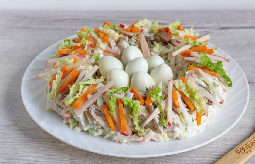 1. Этап. Салат Ласточкино гнездо: В середину гнезда выложите очищенные перепелиные яйца и подавайте к столу или дайте салату немного настояться.