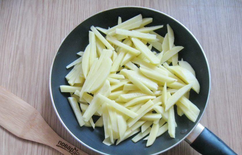 1. Этап. Картошка жареная с луком и чесноком: Картофель очистите, помойте и нарежьте произвольно. Я нарезала соломкой. Выложите на горячую сковороду с подсолнечным маслом.