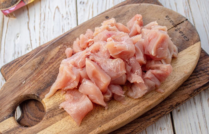 1. Этап. Лобио с курицей и красной фасолью: Куриное филе нарежьте на небольшие кусочки.