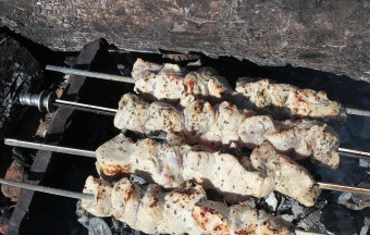 1. Этап. Диетический шашлык из индейки: Над раскаленными углями шашлык может готовиться разное время, так как слишком много факторов влияют на скорость приготовления. Обычно этот процесс занимает не менее 30-40 минут.