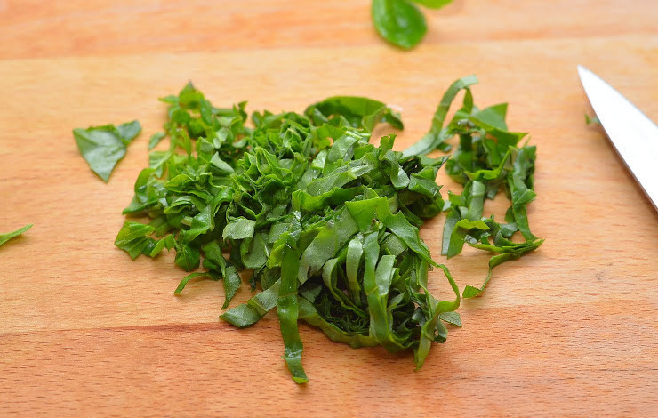 1. Этап. Минестроне с беконом: Тем временем нарезаем мелко листья базилика.