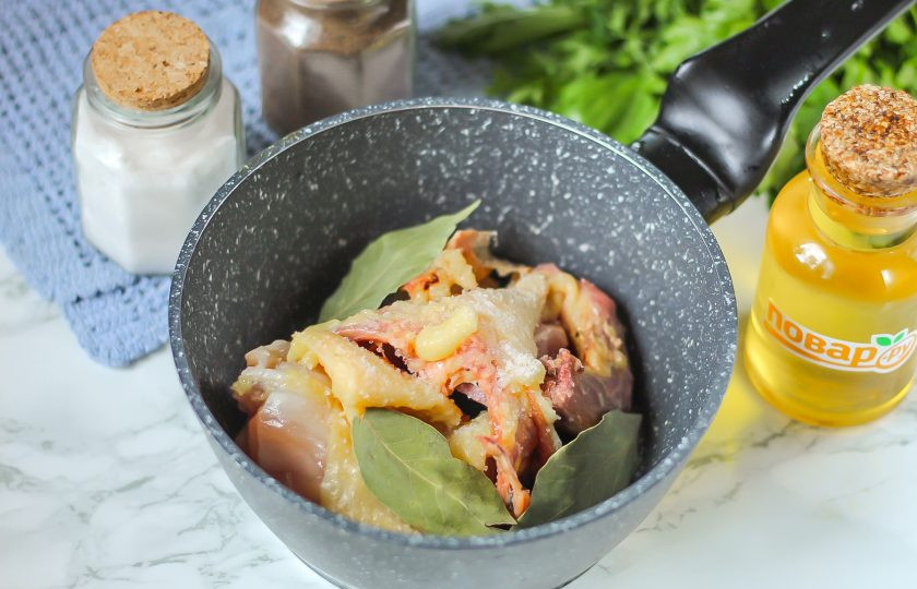 1. Этап. Фриттатензуппе: Части курицы промойте в воде, выложите в казан или ковш. Всыпьте соль и лавровые листья.