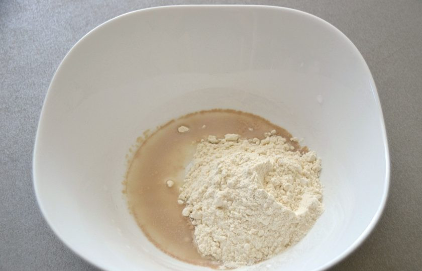 1. Этап. Горчичные сухарики: Добавьте половину муки от нормы, замесите опару, поставьте ее в теплое место на 1 час.