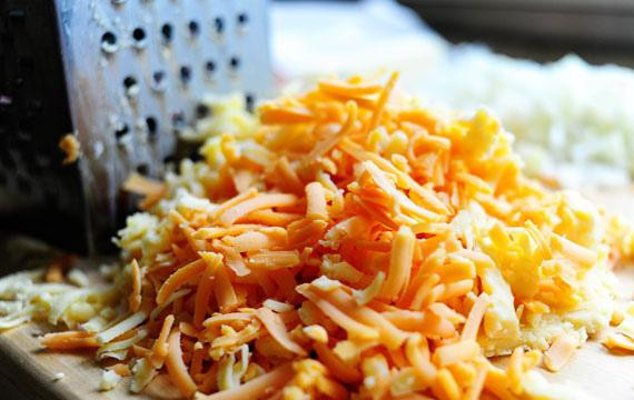 1. Этап. Запеченный картофель с ветчиной: 4. Смешать два вида тертого сыра. Отставить в сторону.