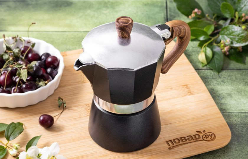 1. Этап. Вишневый айс латте: Заварите крепкий кофе любым удобным для вас способом. Я готовлю его в гейзерной кофеварке.