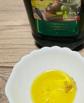 1. Этап. Салат Яркое настроение: Готовим соус -заправку. В оливковое масло добавляем соль. перец и соус *Наршараб*. Тщательно перемешиваем и поливаем наш салат.