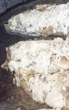 1. Этап. Закуска из сардин в венецианском стиле: В сковороде разогреть 50 мл оливкового масла. В отдельной ёмкости. приготовить муку. Жарить сардины по 3-4 минуты с каждой стороны, предварительно обваляв их в муке. Выложить на блюдо.