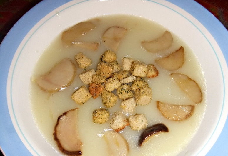 1. Этап. Грибной суп-пюре из белых грибов: 6. При подаче я также посыпаю каждую тарелку супа белыми сухариками, очень вкусно!