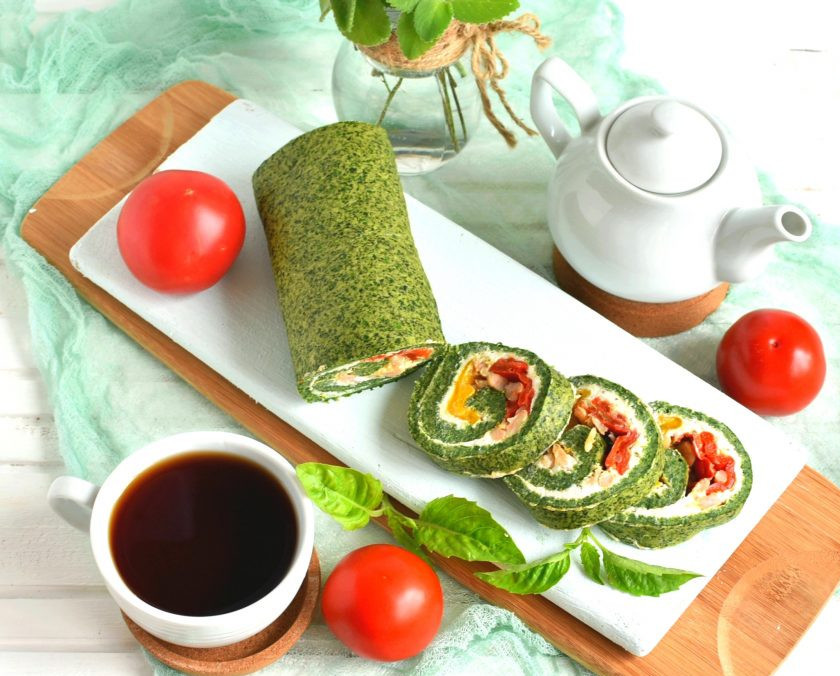 1. Этап. Зеленый рулет с креветками и болгарским перцем: Нарезать рулет ломтиками и подавать.