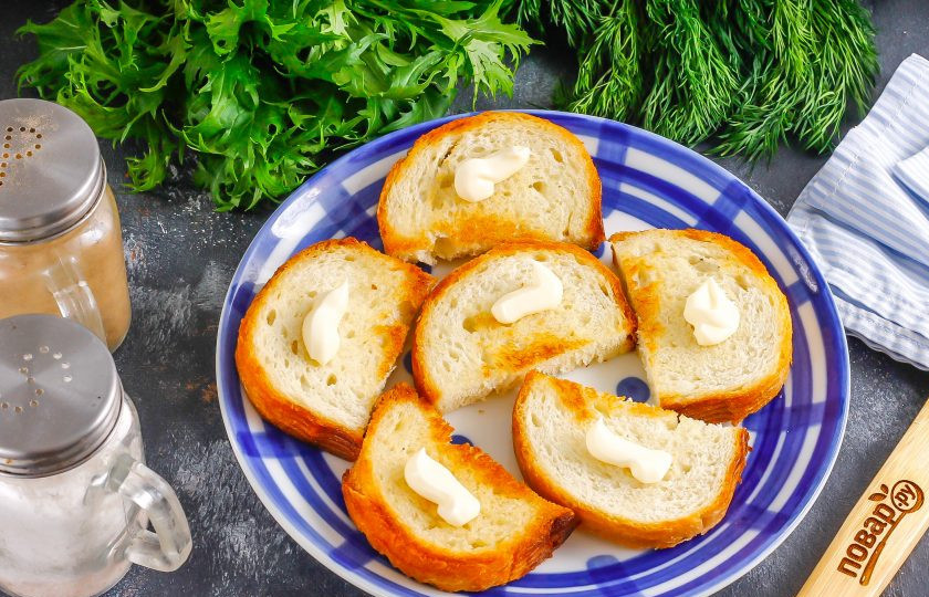 1. Этап. Канапе с ростбифом: Выложите обжаренную основу на тарелку, смажьте майонезом любой жирности.