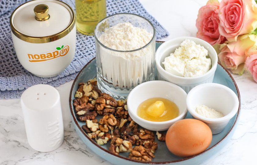 1. Этап. Медово-творожное печенье с орехами: Подготовьте указанные ингредиенты. Мед можно использовать любого сорта, а растительное масло заменить сливочным.