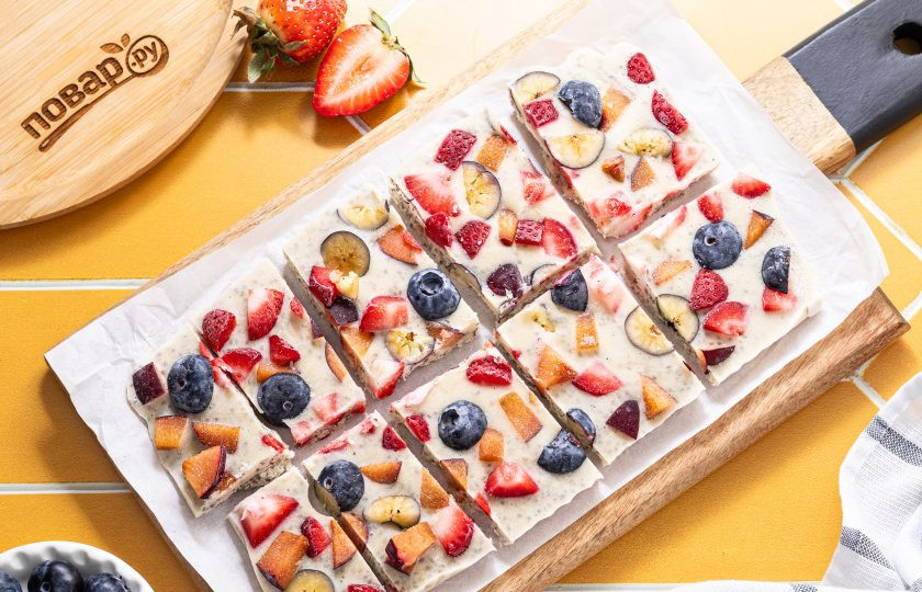 1. Этап. Замороженный йогурт с ягодами: После нарежьте замороженный йогурт на порционные квадратики, переложите в пищевой контейнер и уберите в морозилку на хранение.