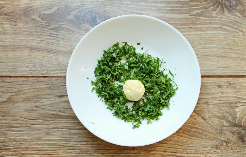 1. Этап. Закусочные конфеты: Зелень петрушки измельчите и обваляйте сырные шарики. Или обваляйте их в измельченных грецких орехах. Выложите закусочные конфеты в тарелку и подавайте к столу.